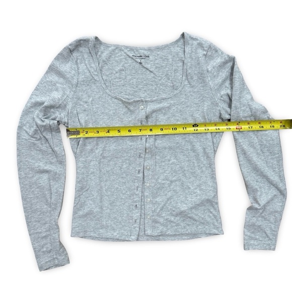 Abercrombie & Fitch Light Gray Essentials Shirt Women’s size small - Picture 4 of 7